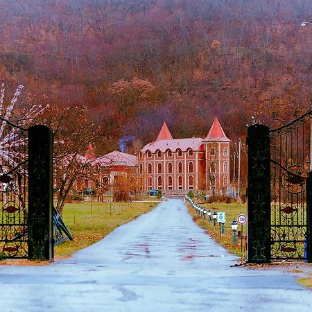 Отель Chateau Гусар Экстерьер фото